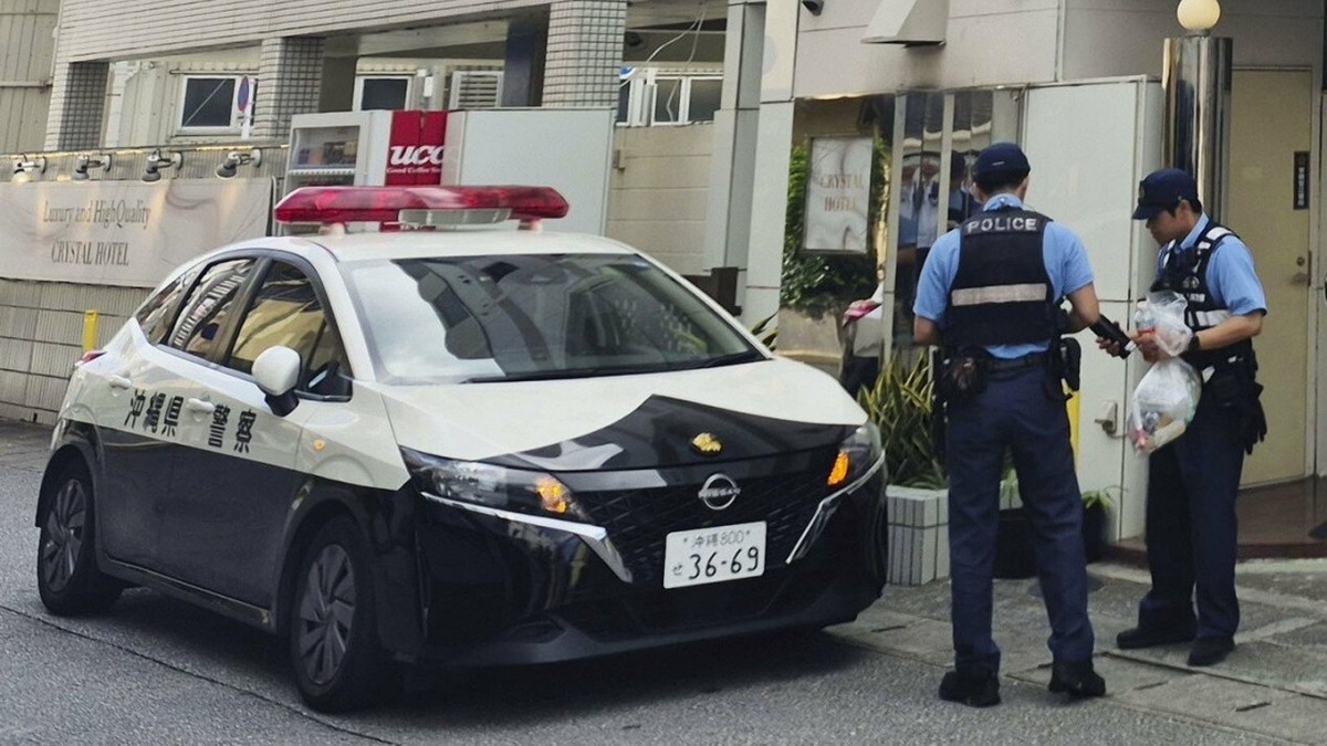 Okinawa Prefectural Police officers outside a hotel in Naha, Okinawa, after a woman's body was found. Photo: Kyodo News