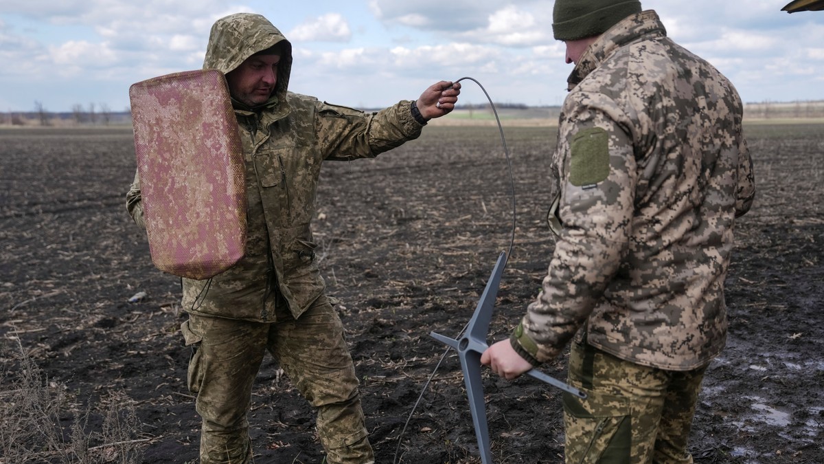 Ukrainian service members set up a Starlink satellite internet terminal in the field. Photo: Inna Varenytsia/Reuters via Al Jazeera
