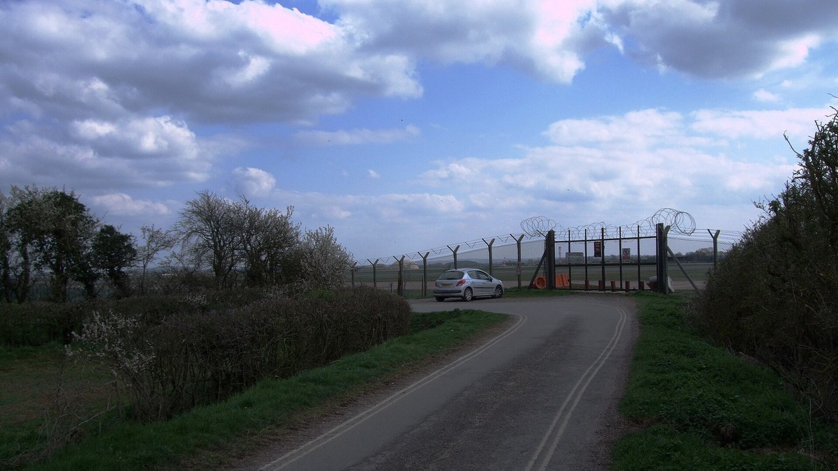 The perimeter gate at RAF Fairford in Gloucestershire. Photo: Vieve Forward, CC BY-SA 2.0, via Wikimedia Commons