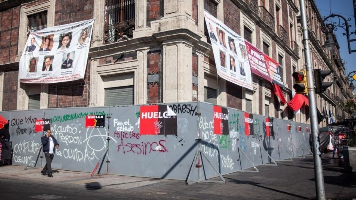 A branch of Nacional Monte de Piedad in the historic centre of Mexico City, boarded up and covered in protest banners and graffiti during the 364-day strike. Photo: Cuartoscuro via LatinUS
