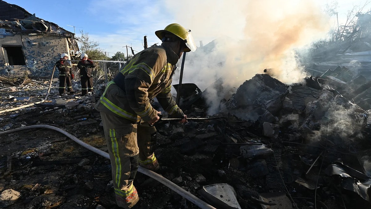 Firefighters extinguish a fire at a house following air strikes in Kharkiv, Ukraine, on October 2, 2026. Photo: AFP