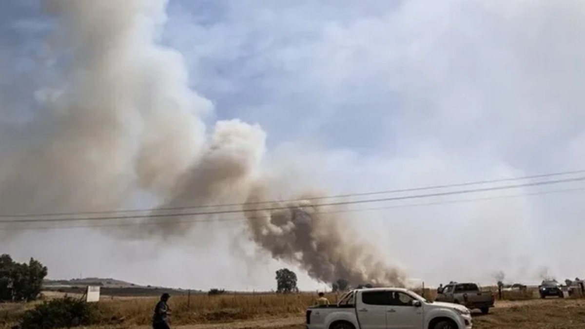 Smoke rises after an Israeli interceptor missile exploded over the southern Lebanese town of Khiam. Photo: Anadolu Agency