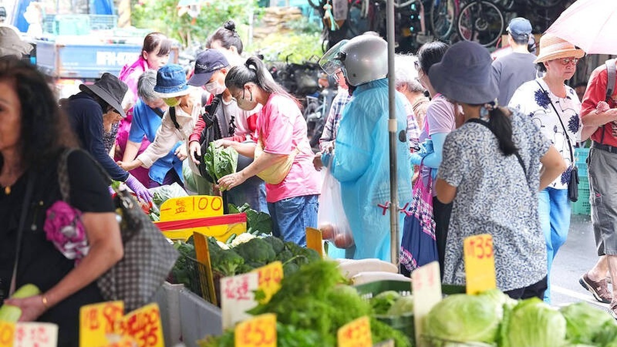 Shoppers buy vegetables at a market in Taipei's Beitou District as Typhoon Champi approaches Taiwan. Photo: CNA via the Taipei Times