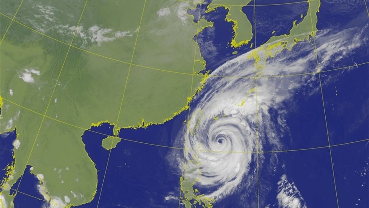 Typhoon Champi Shuts Taiwan's Schools and Bears Down on Okinawa's Outermost Islands