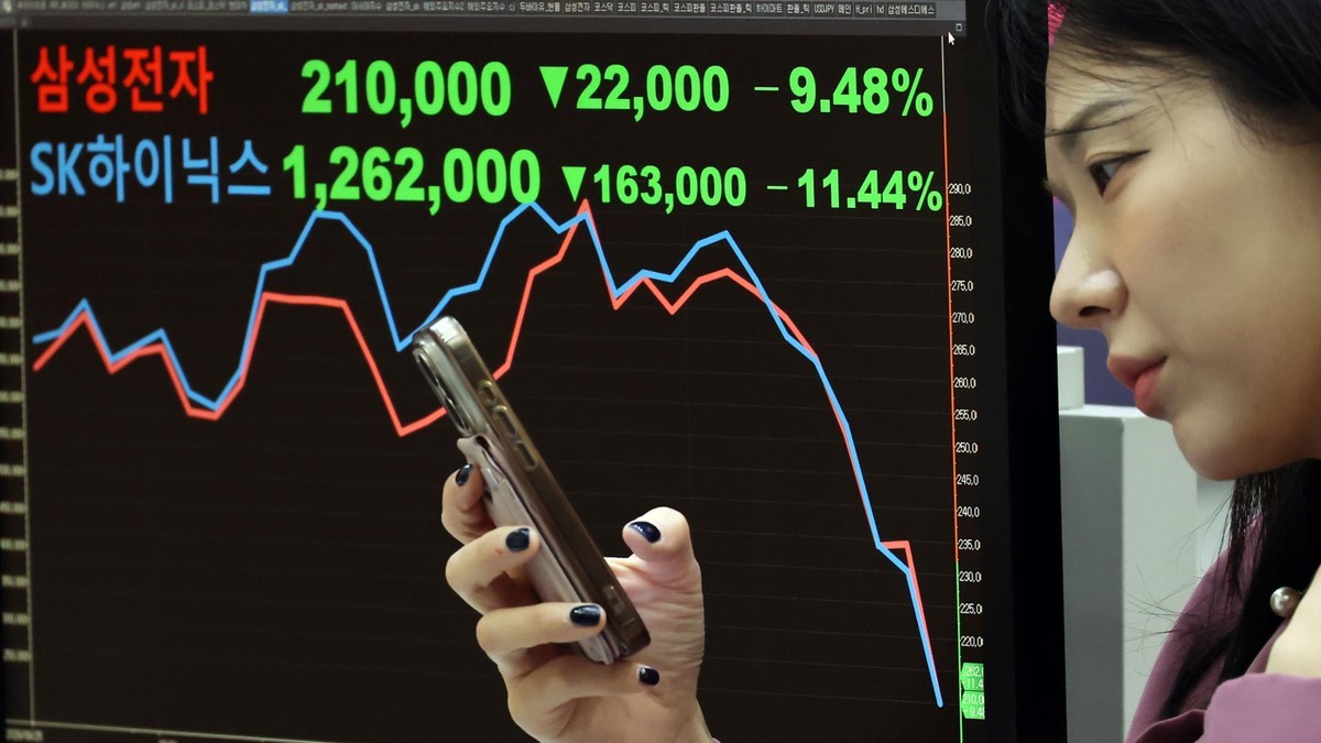 A monitor showing Samsung Electronics and SK hynix share prices at the Korea Exchange in Yeouido, Seoul, on 15 October 2026. Photo: Yonhap via The Korea Times