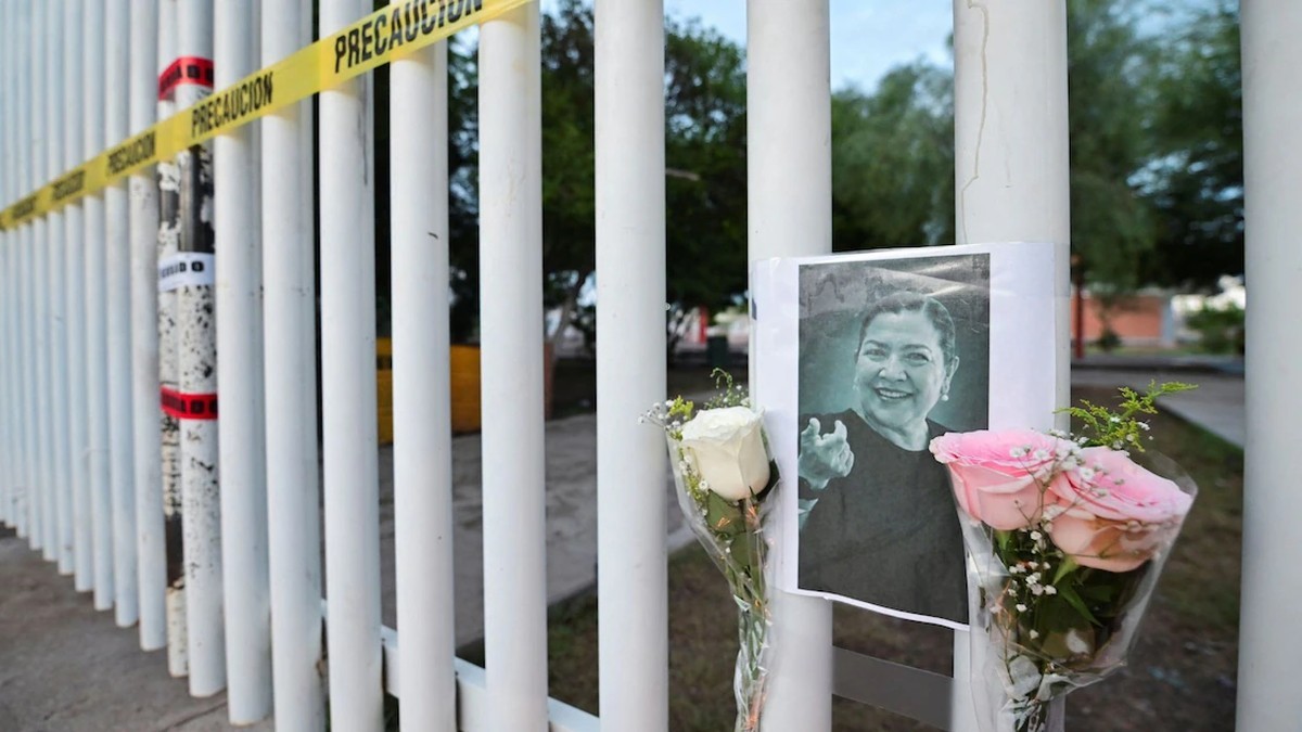 Flowers, candles and a photograph are left at the fence of the Escuela Secundaria General No. 13 in Torreon, Coahuila, in tribute to the deputy principal killed on 1 October 2026. Photo: Enrique Terrazas/Reuters