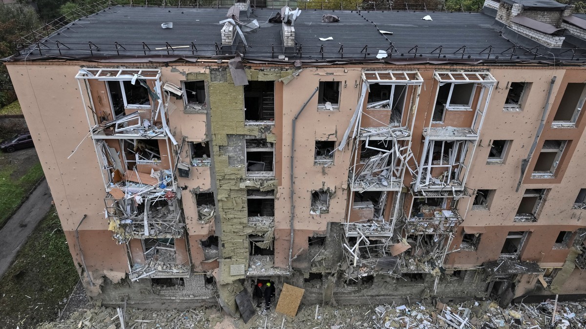 A heavily damaged multi-storey apartment block in Zaporizhzhia after a Russian strike, seen from above, with rescue workers at the entrance. Photo: Reuters