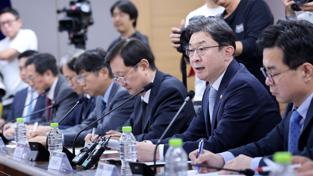 Financial regulators and financial industry representatives meet in Seoul on Oct. 4, 2026, after a series of data breaches at South Korean banks and lenders. Photo: News1 via Korea JoongAng Daily