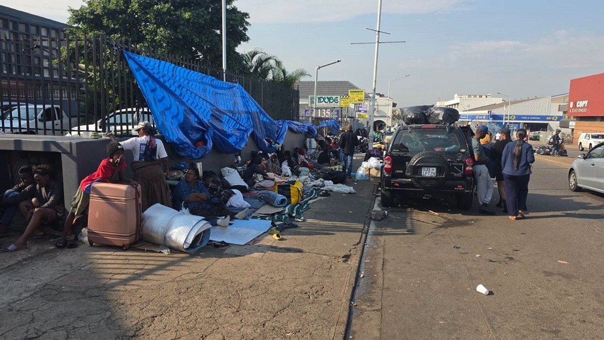 Asylum seekers camp with bedding and belongings on a Durban pavement outside a Home Affairs refugee office. Photo: Mlondi Radebe/SABC News