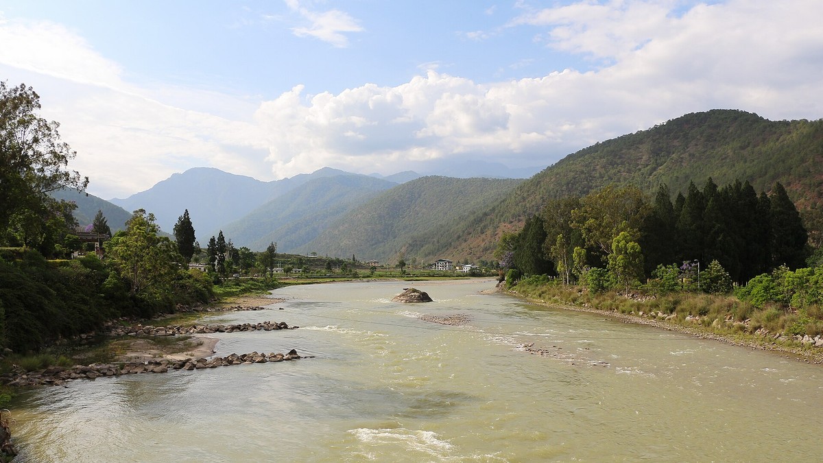 The Mo Chhu river flowing through its valley at Punakha in Bhutan. Photo: Bernard Gagnon, CC BY-SA 4.0