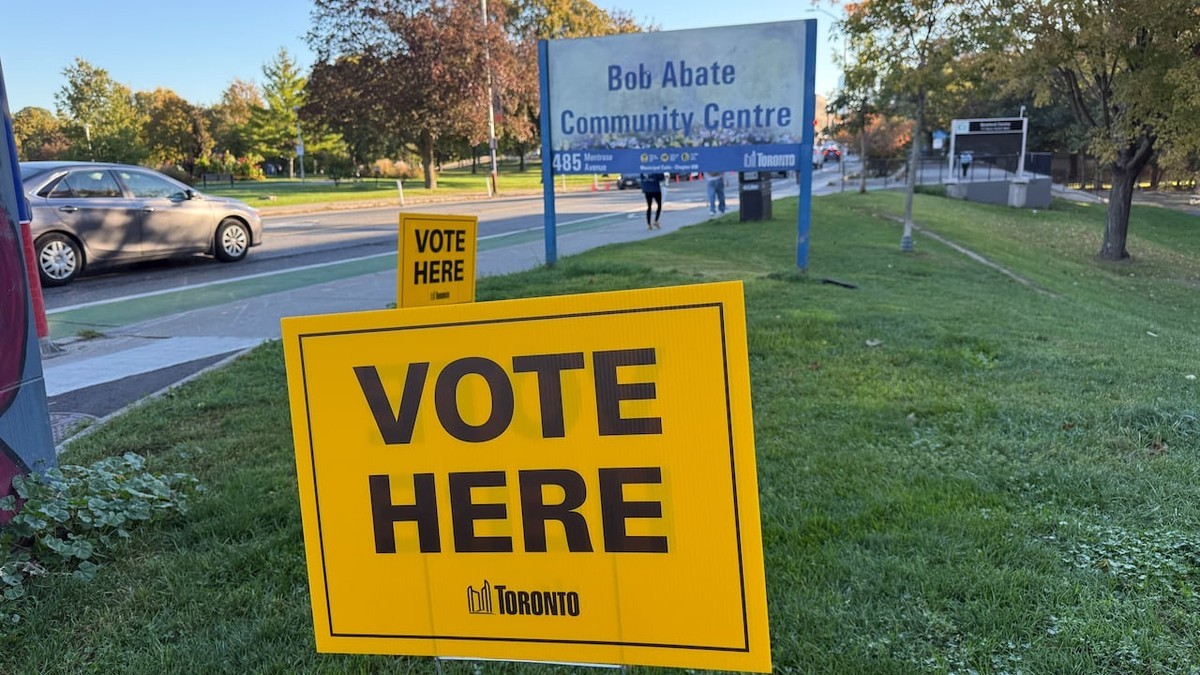 A yellow City of Toronto VOTE HERE sign outside the Bob Abate Community Centre on Montrose Avenue in Toronto during advance voting. Photo: CBC News