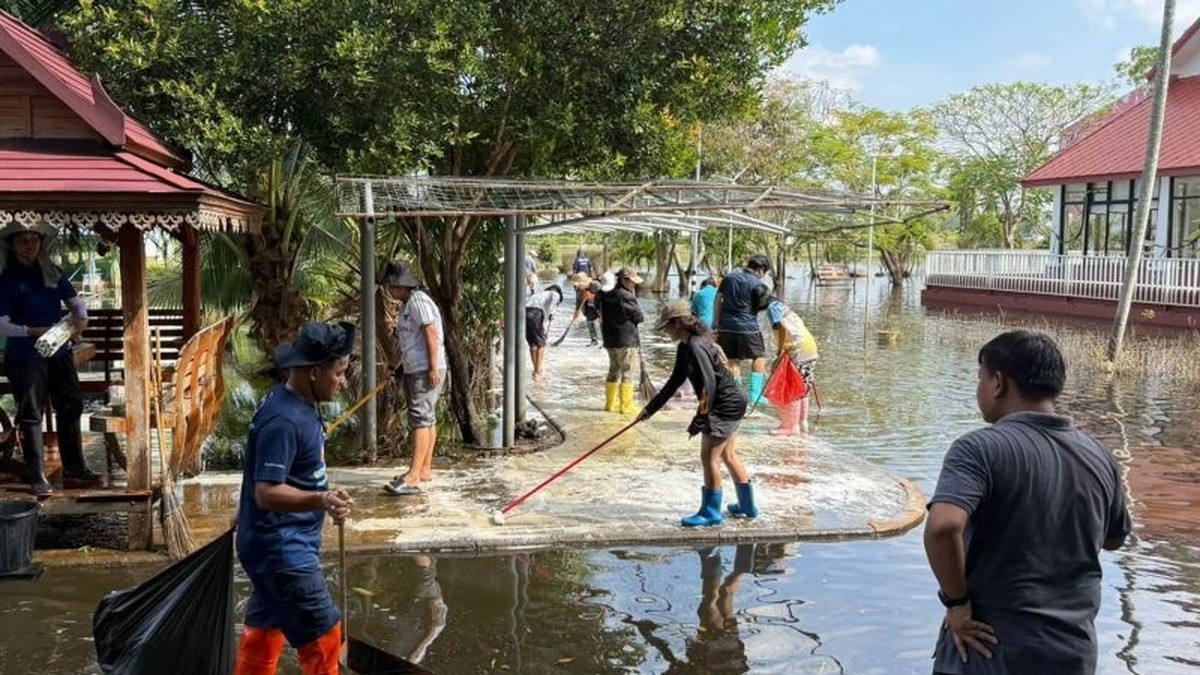 Officials and residents clean up a flood-hit community in Prachin Buri province, which has recorded 26 flood deaths, the highest of any province. Photo: Manit Sanabboon/Bangkok Post