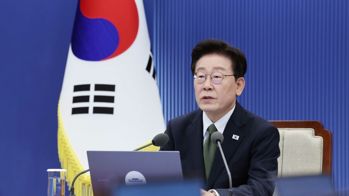 President Lee Jae-myung speaks during a meeting with senior secretaries at the Blue House in central Seoul on Oct. 1, 2026. Photo: News1 via Korea JoongAng Daily