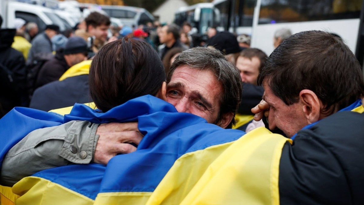 Evacuees from Russian-occupied Oleshky begin arriving in Ukraine