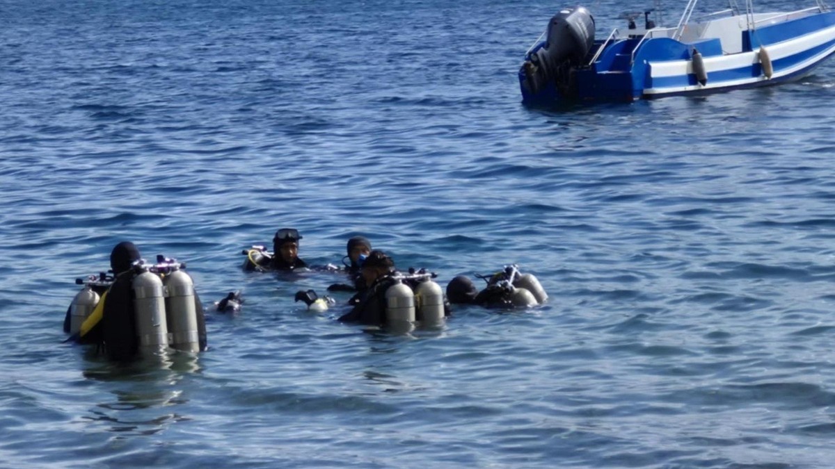 Scuba divers search the surface of Taal Lake in Batangas, where investigators say the remains of missing sabungeros were dumped. Photo: GMA News