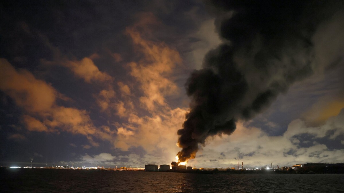 Ukraine's 1,000-Drone Barrage Burns St Petersburg Oil Sites as Washington Waives Sanctions