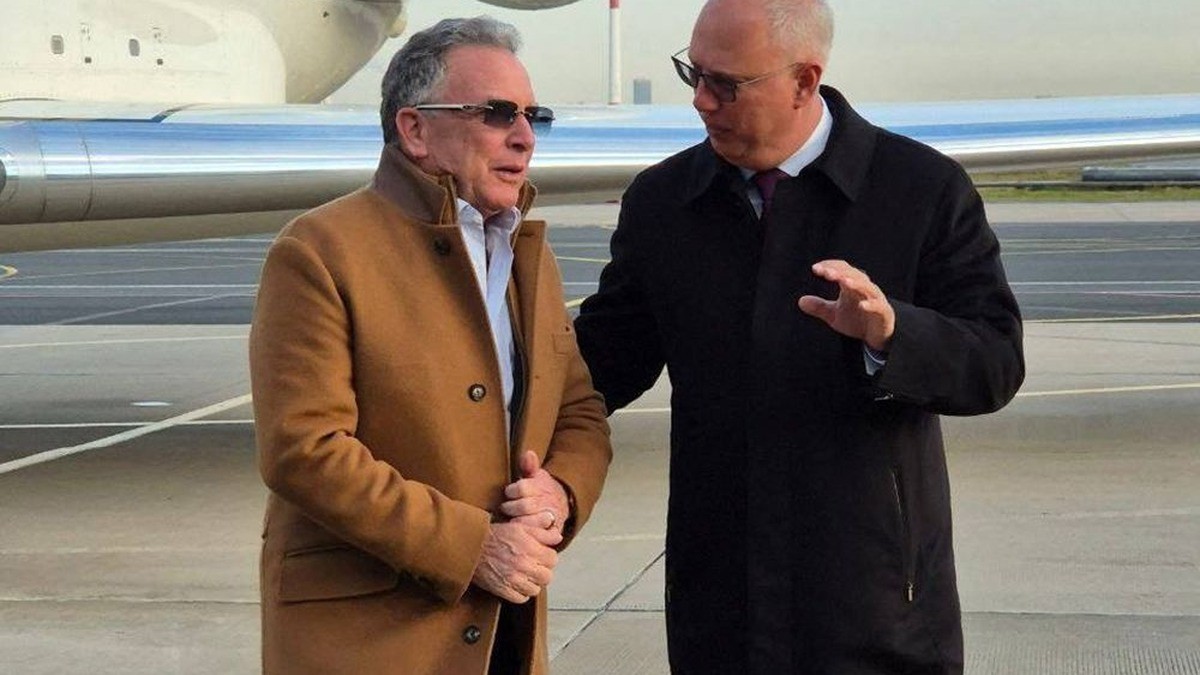 Two officials meet on the apron at Pulkovo Airport in St Petersburg on 21 October 2026, where US envoy Steve Witkoff arrived for talks with Vladimir Putin. Photo: Reuters via CNN