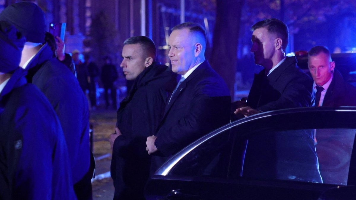 President Karol Nawrocki arrives at Poland's Constitutional Tribunal overnight on 31 October 2026. Photo: Dawid Żuchowicz/Agencja Wyborcza.pl/Reuters