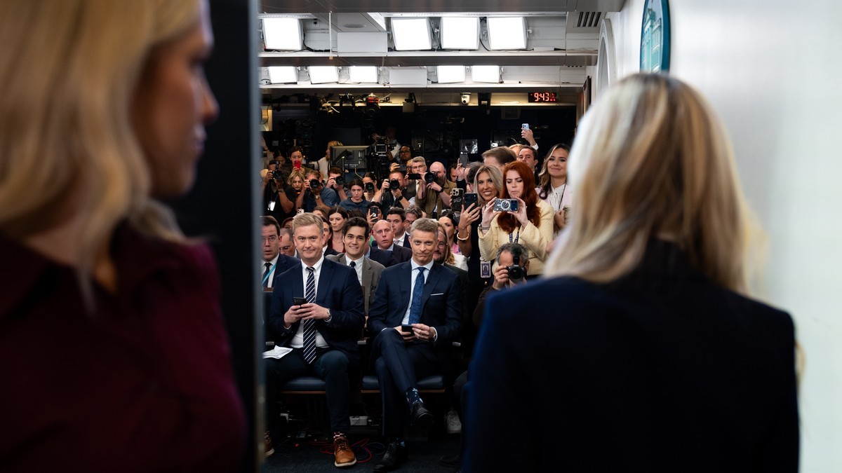Journalists and photographers at work on Oct. 13, 2026. Photo: Official White House Photo by Andrea Hanks
